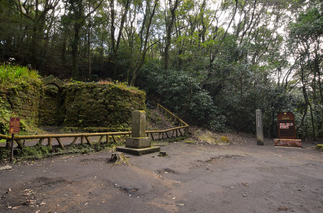 神秘的な雰囲気の寺山炭窯跡