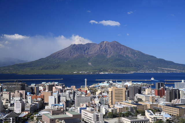 桜島と鹿児島市内の風景