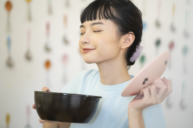 一人暮らしで料理する女性