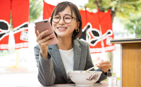 ラーメンを食べる女性