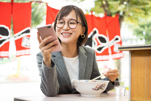 ラーメンを食べる女性