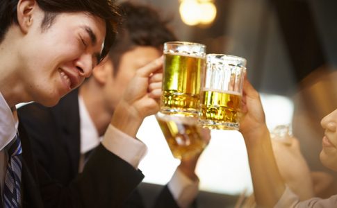 一度仕事が終わればお酒を誰よりも愛し、楽しむ男に変身