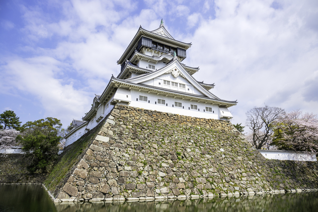 すぐ近くに「小倉城」もある