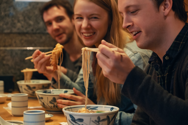 そばを食べる外国人