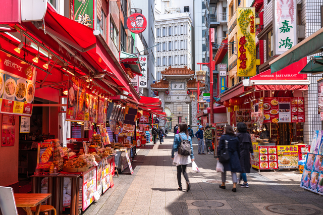 屋台のようなお店がずらりと並んで