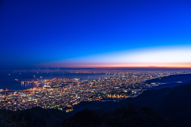 日本三大夜景の一つである摩耶山の掬星台からの眺め