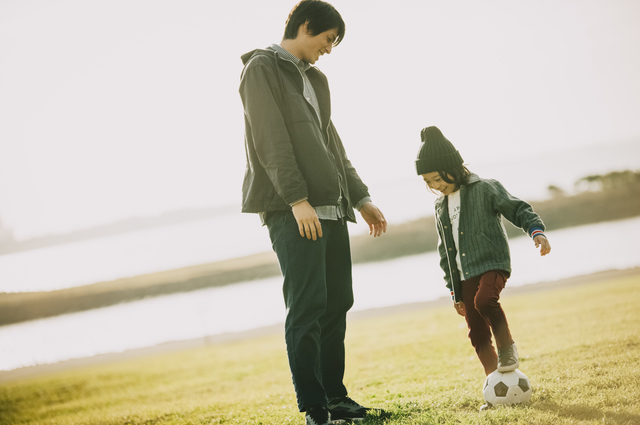 息子と河原でサッカー