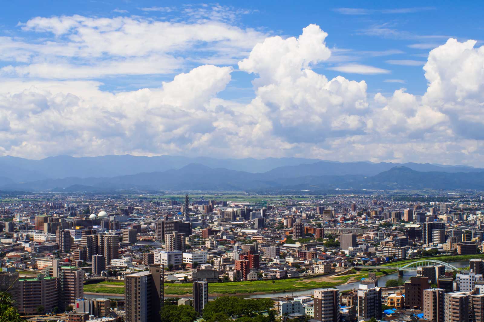 夏の熊本市内の青空