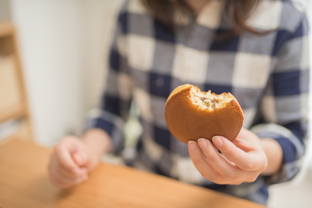 どら焼きを食べる女性