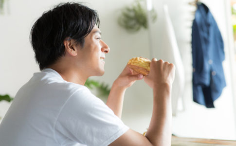 大好物のパンをかじる男性