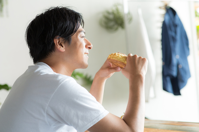 大好物のパンをかじる男性