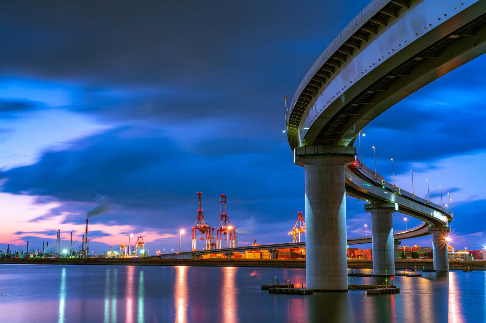 いなばポートラインと四日市コンビナートの工場夜景