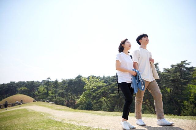 三重デートをする大学生