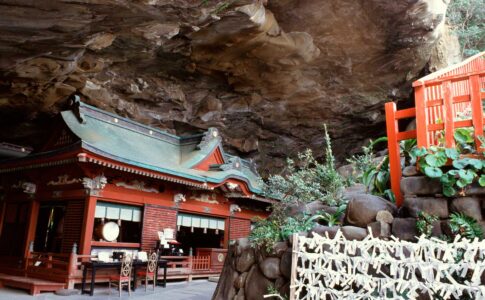 洞窟の中に本殿がある鵜戸神宮（宮崎）