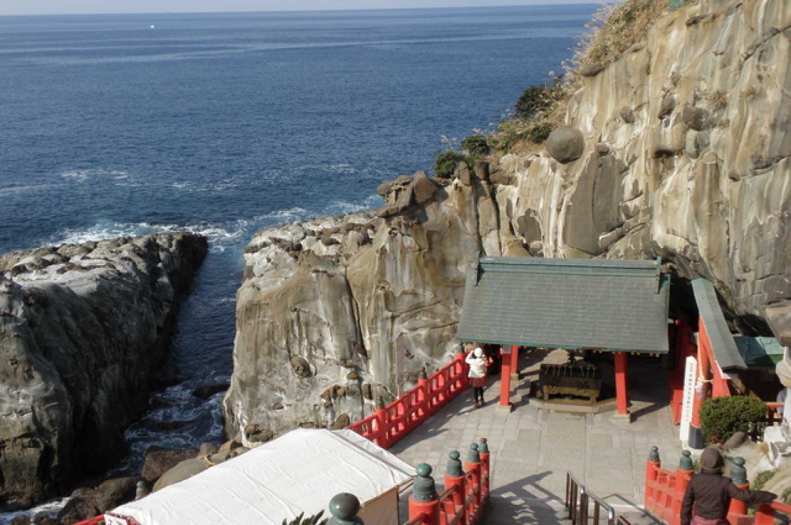 鵜戸崎岬に建つ神社