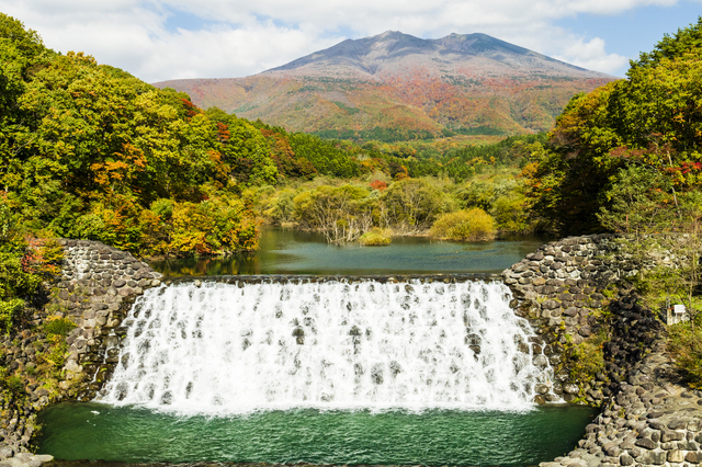 横川の滝と不忘山（宮城）