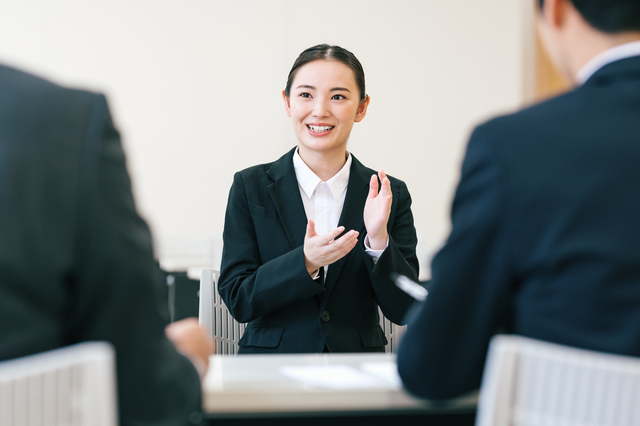 就職活動で面接を受ける女性