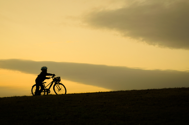 自転車と少年と夕暮れ