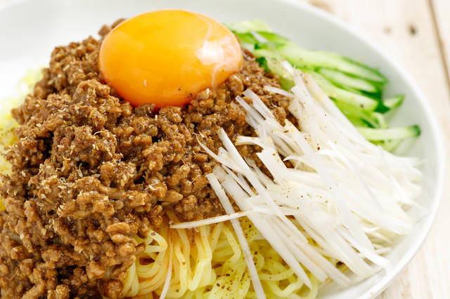 肉みそやキュウリなどがのった麺