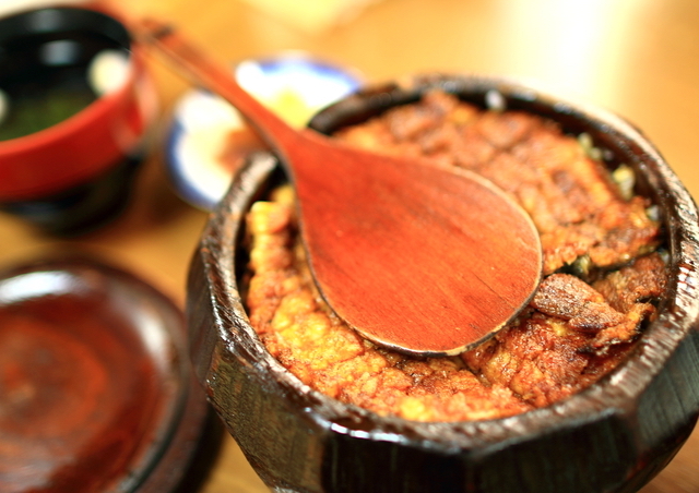 お茶碗に取り分けながら食べる