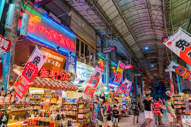 那覇国際通りのアーケードに並ぶお店