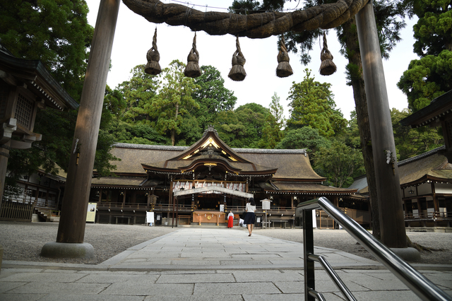 大神神社の境内（拝殿前）