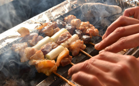 炭火で焼く焼き鳥