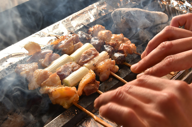 炭火で焼く焼き鳥