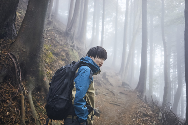 山登りをす男性