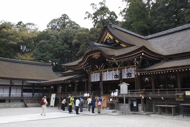 大神神社の広い境内