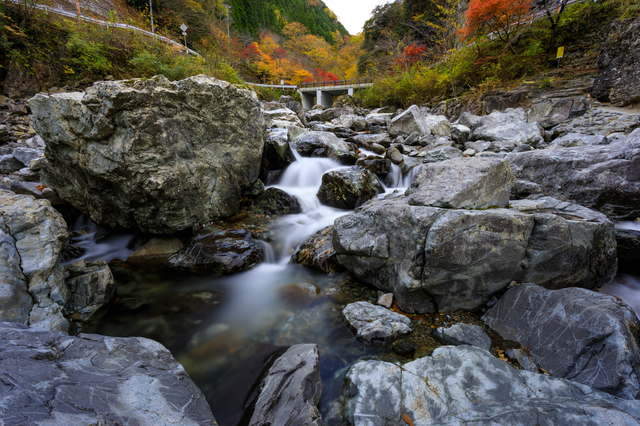 みたらい渓谷のごつごつした岩場