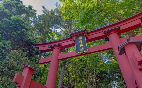 山の麓の神社