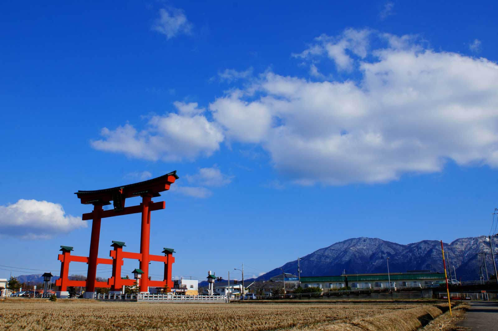 周囲は田園風景が広がる景色