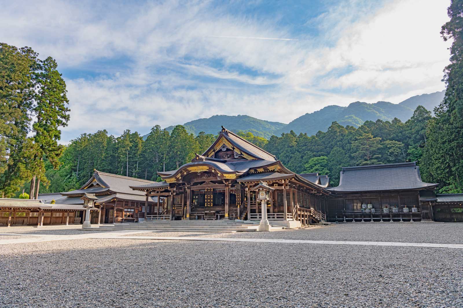 拝殿は非常にスケール感のある建物