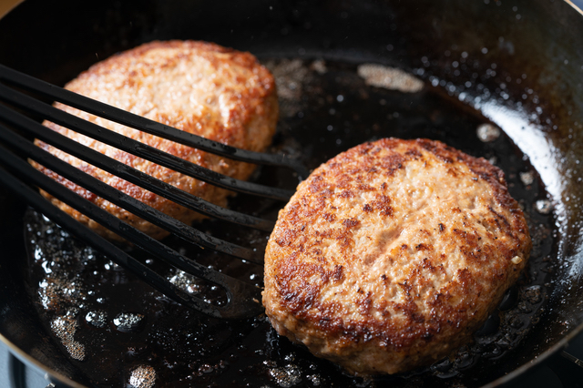 ハンバーグを焼く