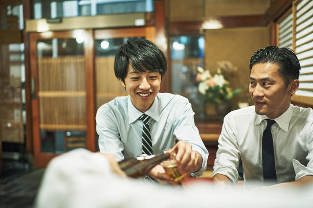 大分の居酒屋で飲むサラリーマン