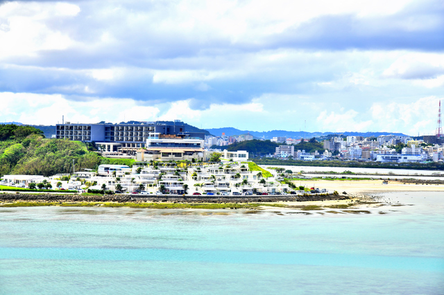 沖縄の海とウミカジテラス