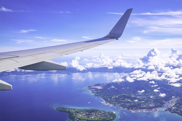 那覇空港近くを飛ぶ飛行機