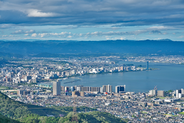 琵琶湖と大津の街並み