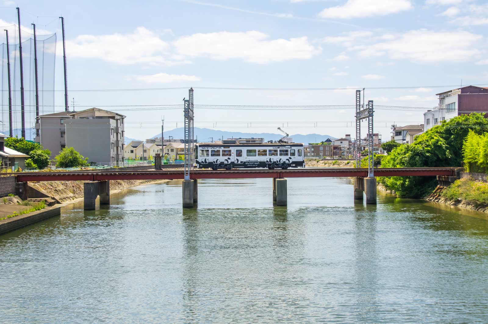 石津川（堺）を走る阪堺電車