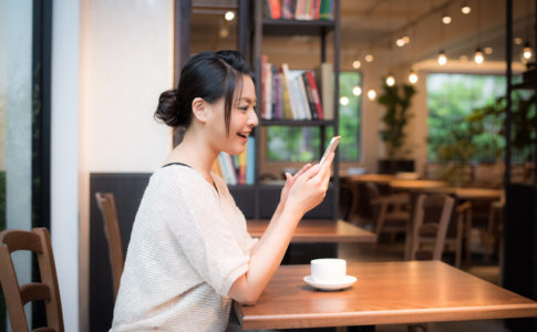 堺のカフェでくつろぐ女性