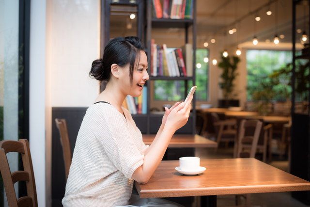 堺のカフェでくつろぐ女性