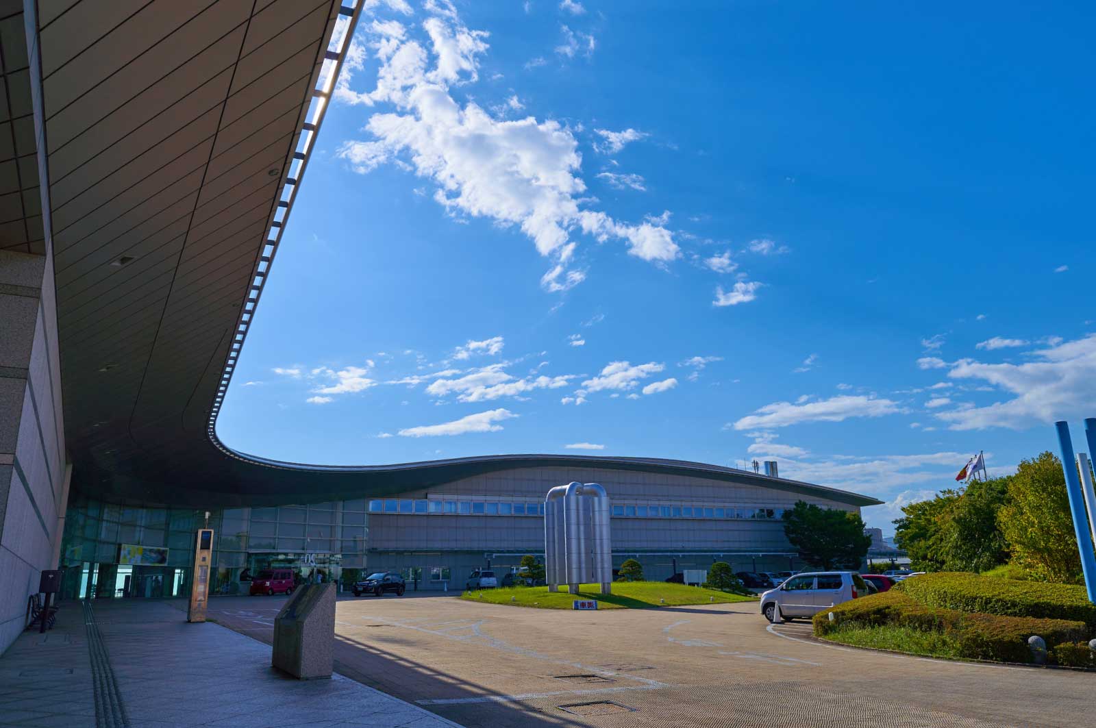 島根県立美術館の入り口方面