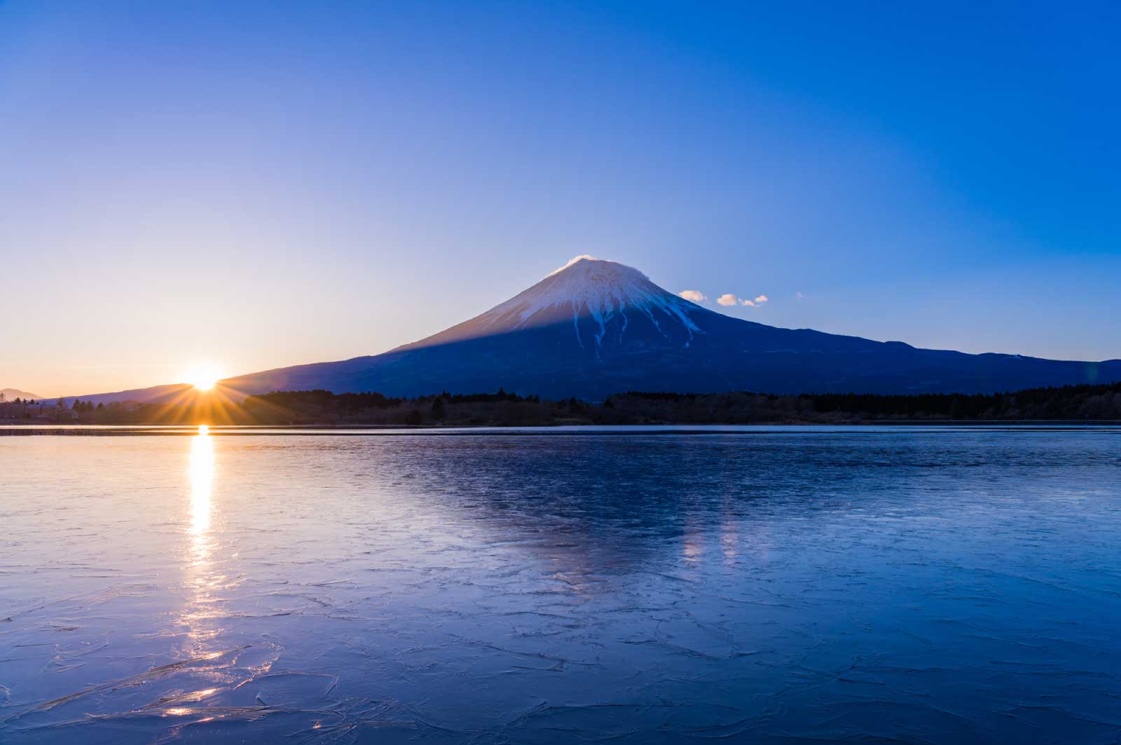 湖畔を散歩