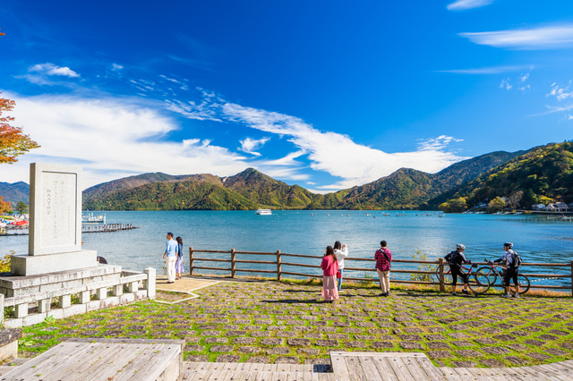 日光中禅寺湖を楽しむ人々