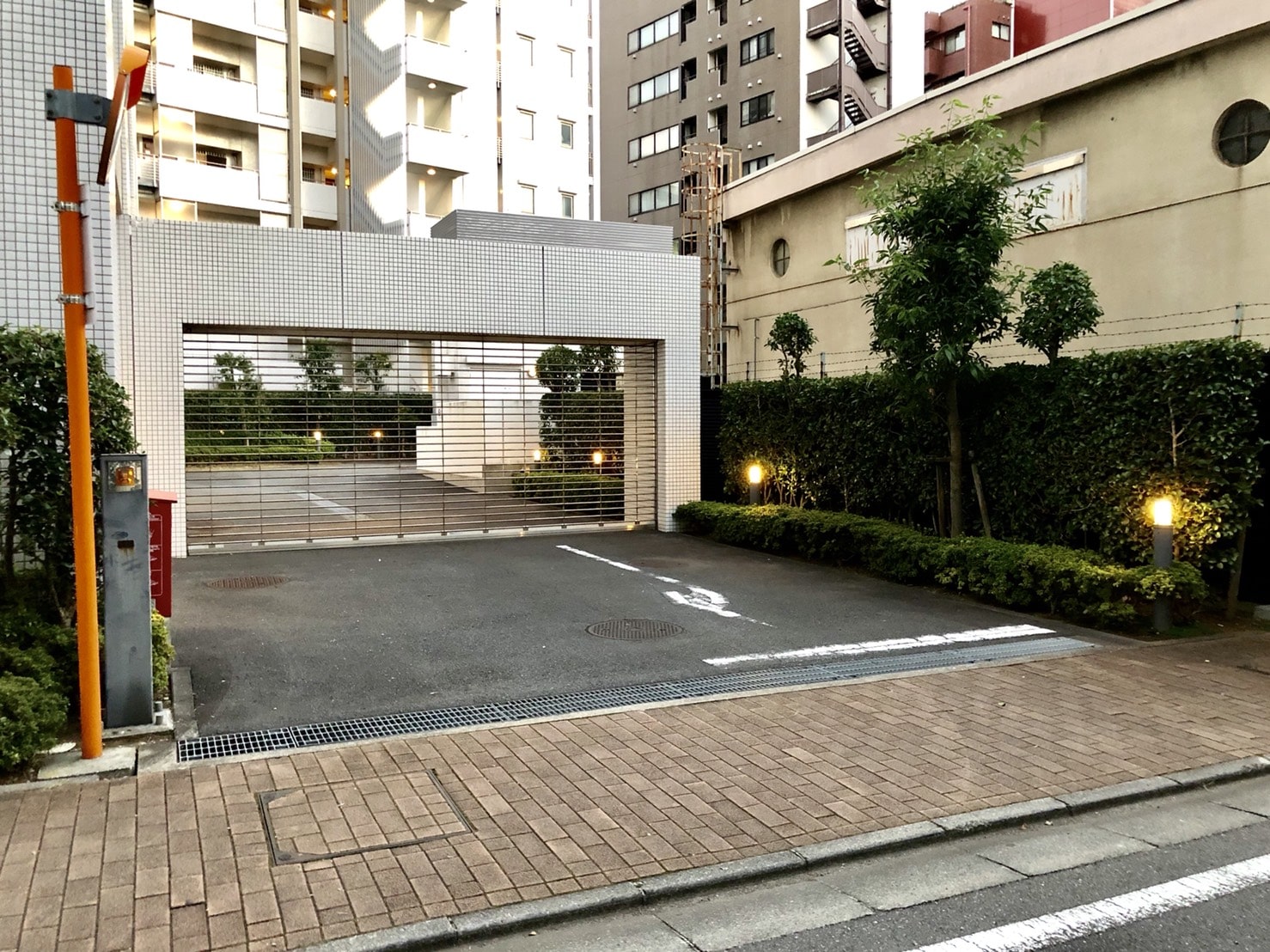 桑野信介とみちるが住むマンション駐車場入り口