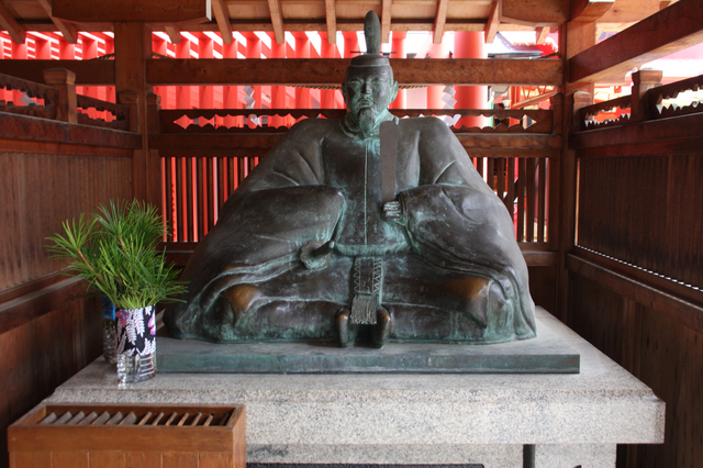 菅原道真の銅像（服部天満宮）