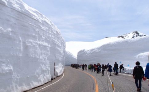 くり抜かれた雪の高さは5階建ての建物に匹敵