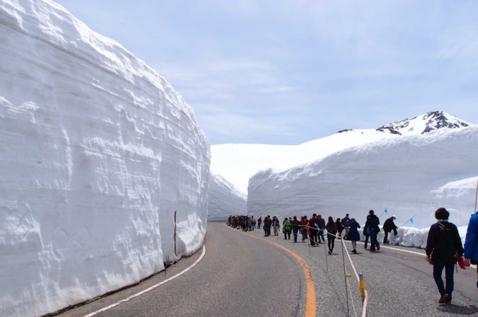 くり抜かれた雪の高さは5階建ての建物に匹敵