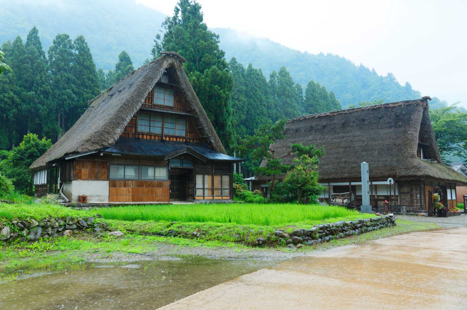 合掌造り＝白川郷、だけでなく、富山にもある